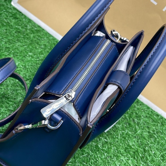 MICHAEL KORS
Gabby Small Faux Leather Satchel
COLOR NAVY
NWT - Picture 5 of 16